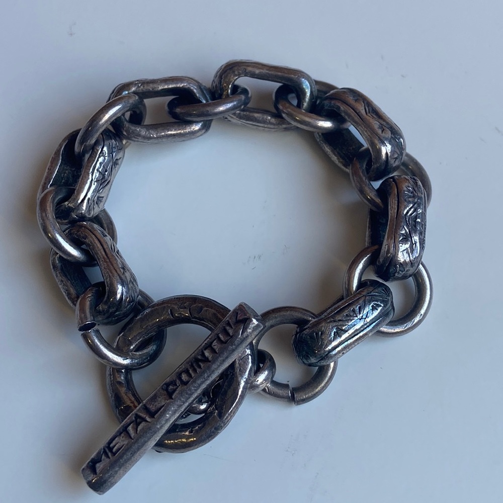 Metal Pointu’s heavy link bracelet